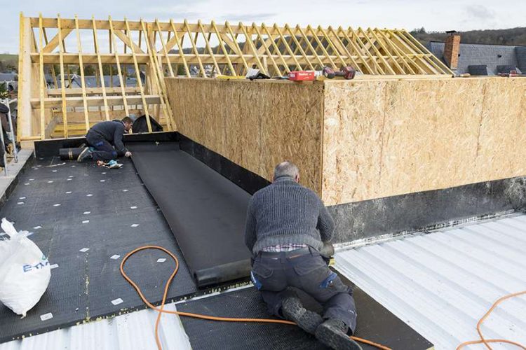 Deroule du bitume sur toiture