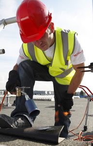 La pose de l'étanchéité bitume sous forme de feuille